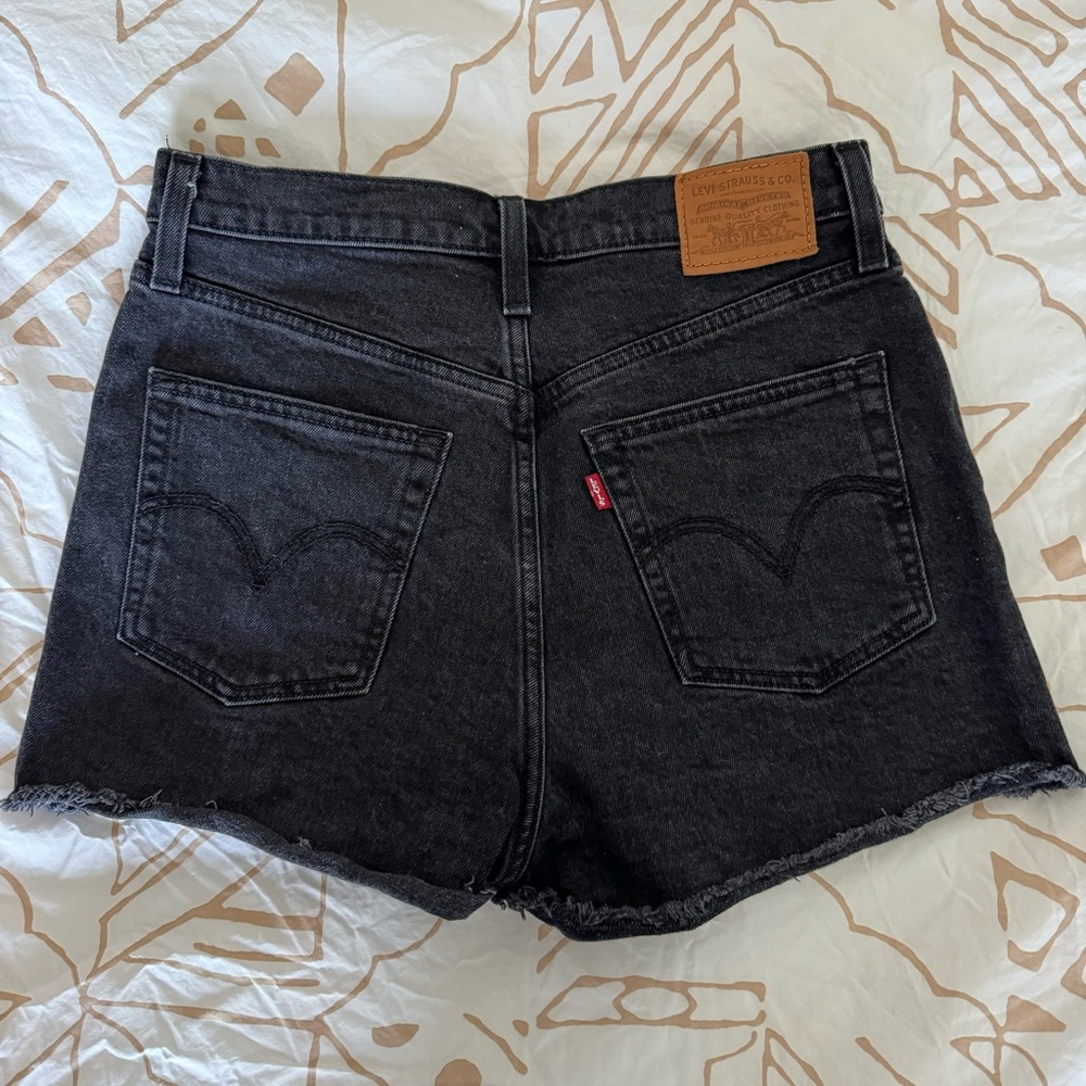 Levi’s ‘Ribcage’ Jean Shorts - Picture 2 of 3